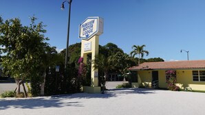 Une enseigne indiquant l’emplacement du Parkview Motor Lodge, offrant une vue dégagée sur le bâtiment et la végétation environnante.