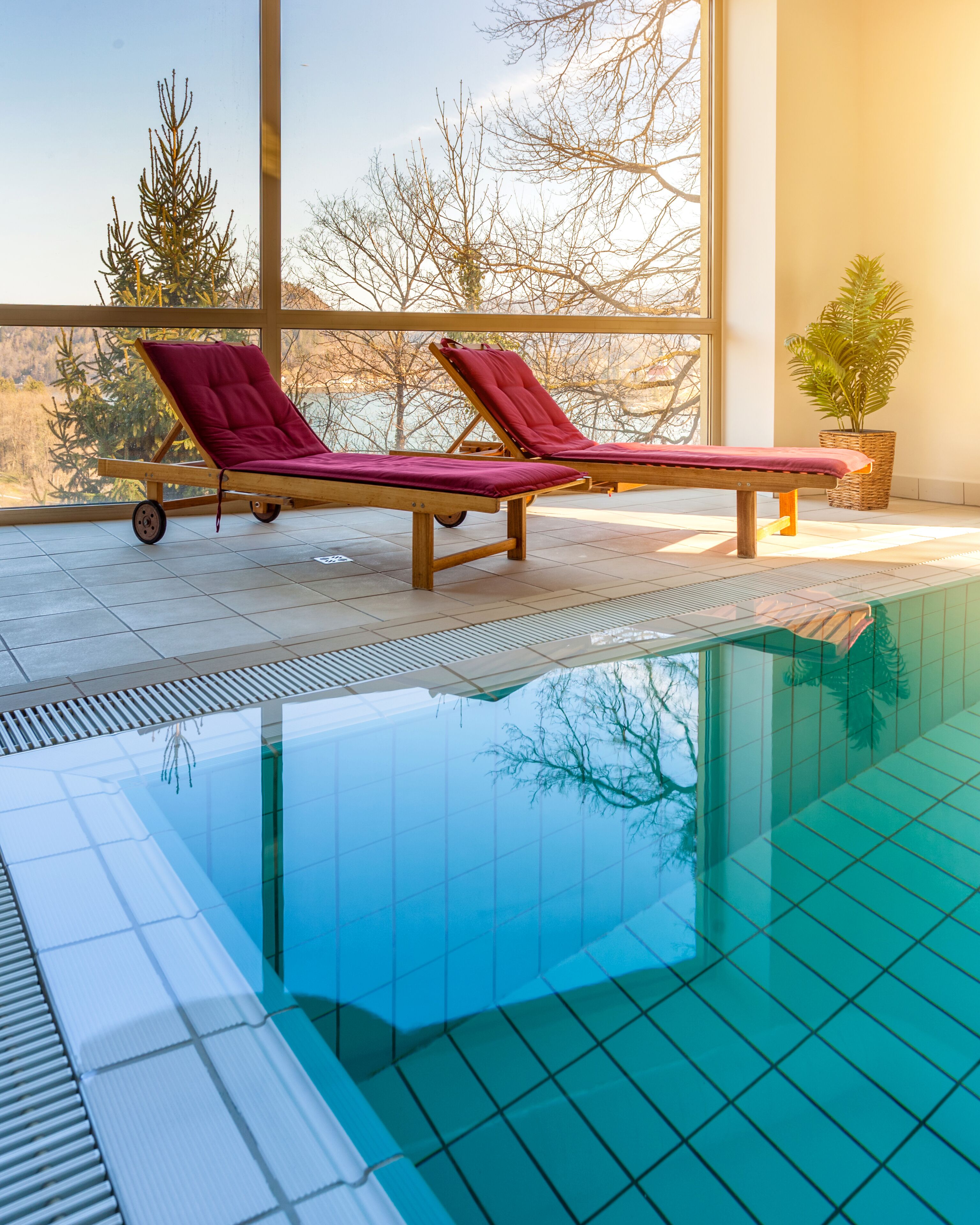 Piscine couverte, chaises longues