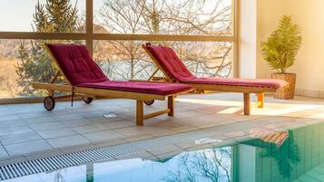 Kolam renang indoor, dengan kursi berjemur