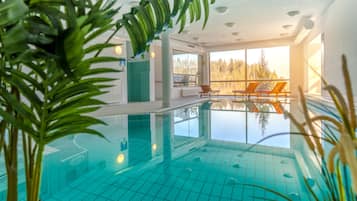 Inomhuspool och solstolar
