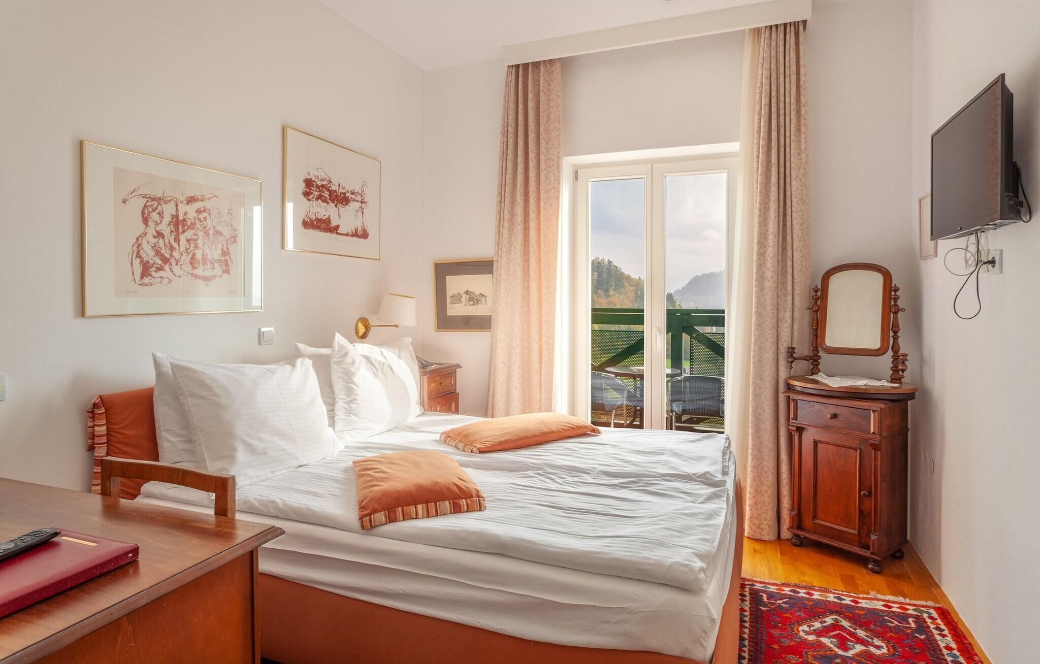 Hypo-allergenic bedding, minibar, in-room safe, individually furnished