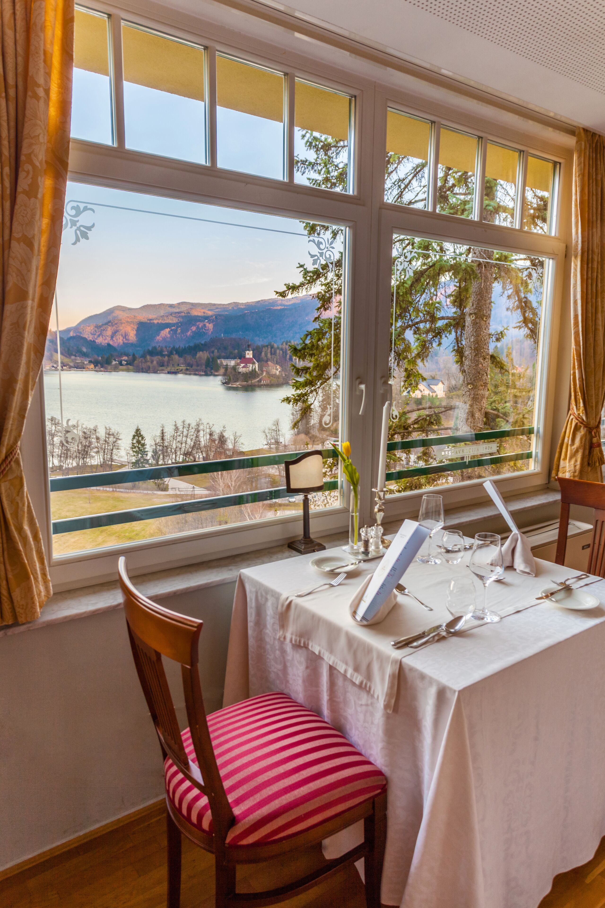 Petit déjeuner, déjeuner et dîner servis sur place, vue sur le jardin