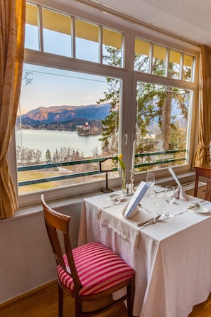 Breakfast, lunch, dinner served; garden views