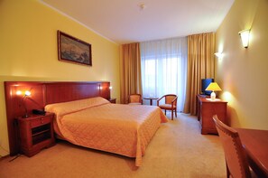 ميني بار وأسرّة أطفال/رضّع وخدمة الإنترنت