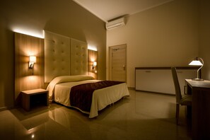 A hotel room with a bed, bedside tables, a desk, and a chair. - Hotel Bel Soggiorno (Genoa)