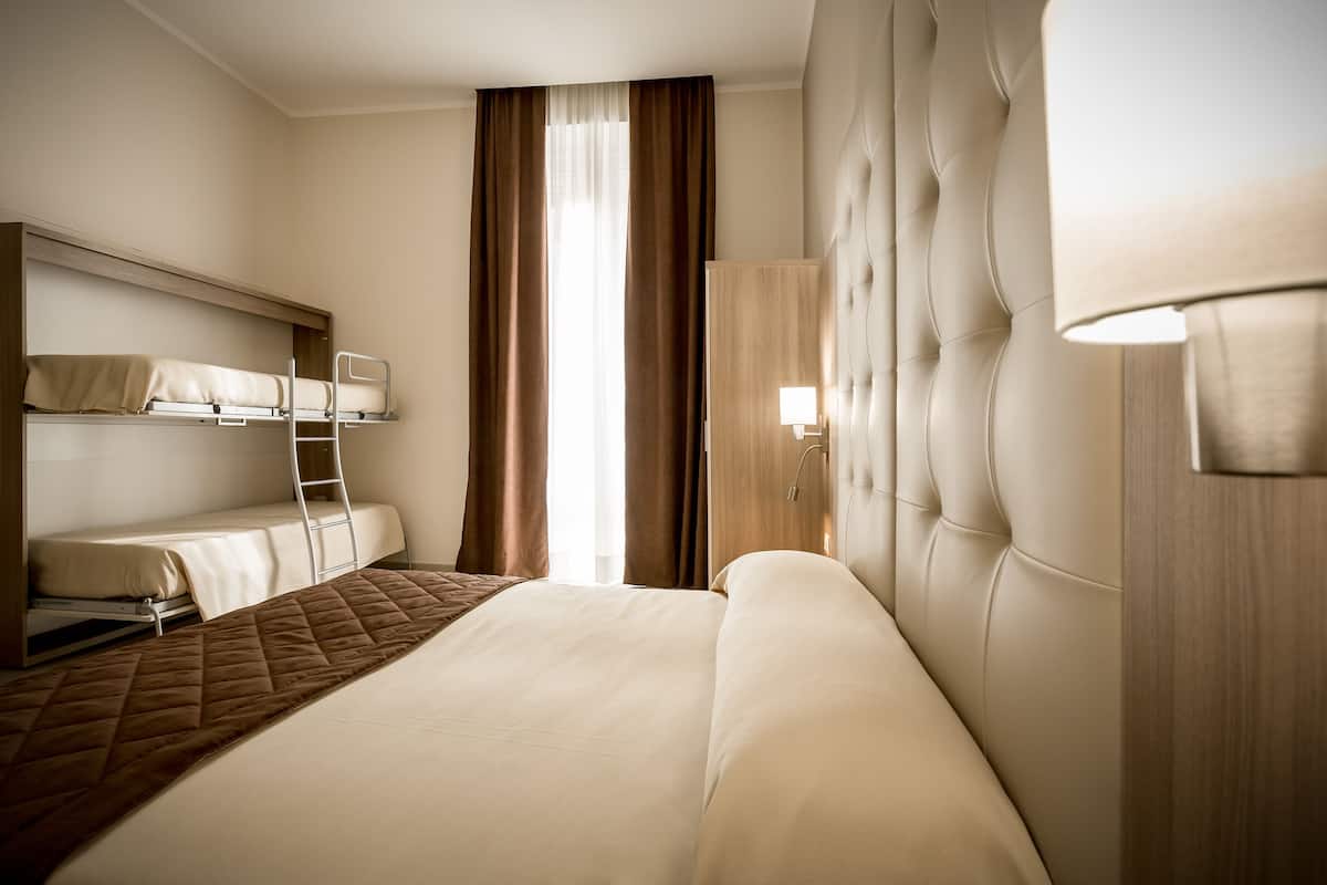Superior-Vierbettzimmer | Hochwertige Bettwaren, Daunenbettdecken, Minibar, Zimmersafe