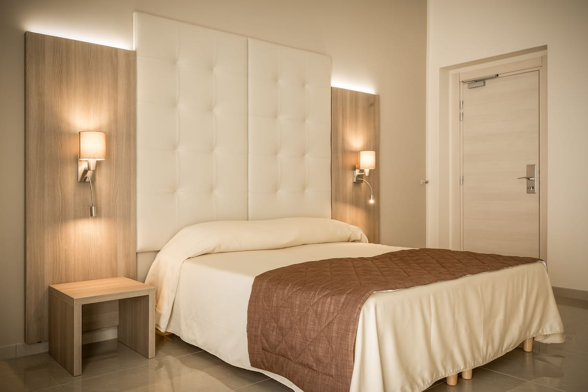 Hochwertige Bettwaren, Daunenbettdecken, Minibar, Zimmersafe