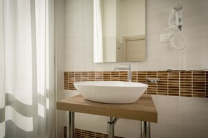 Superior Double or Twin Room | Bilik Mandi | Pancuran mandi, kelengkapan dandanan diri percuma, pengering rambut