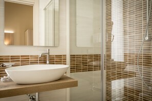 Tripla Superior | Bagno | Doccia, set di cortesia gratuito, asciugacapelli, bidet