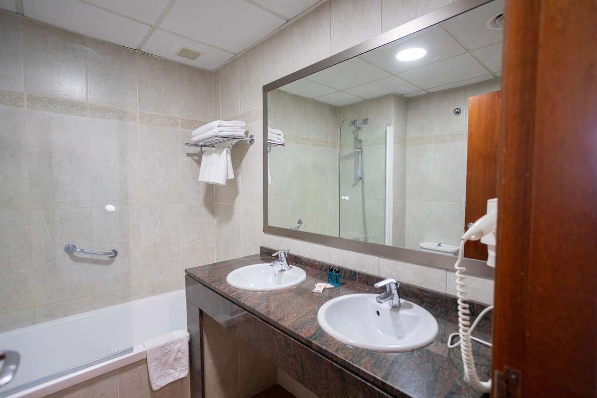 combined shower/bathtub, hair dryer, bidet, towels