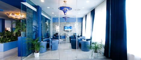 Coin salon dans le hall