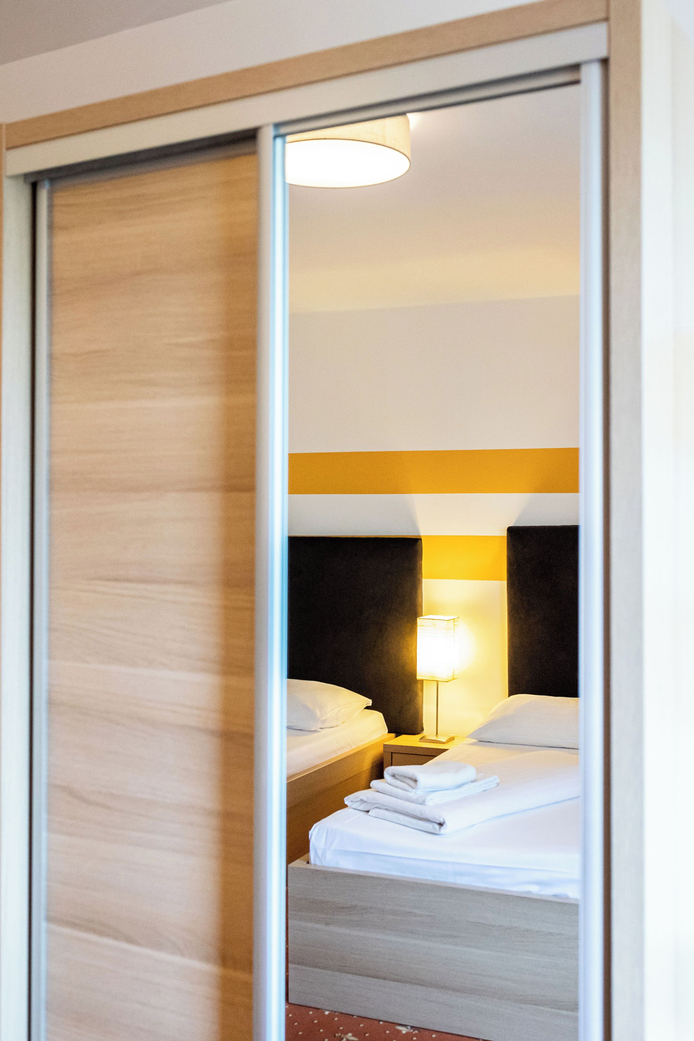 Quarto duplo standard | Cofres nos quartos, escrivaninha, quartos à prova de som, berços grátis