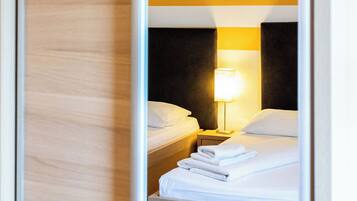 Habitación estándar con 2 camas individuales | Caja de seguridad en la habitación, escritorio y insonorización