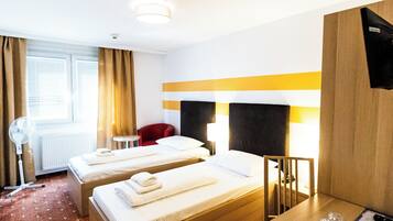 Standaard Twin kamer | Een kluis op de kamer, een bureau, geluiddichte muren, gratis babybedden