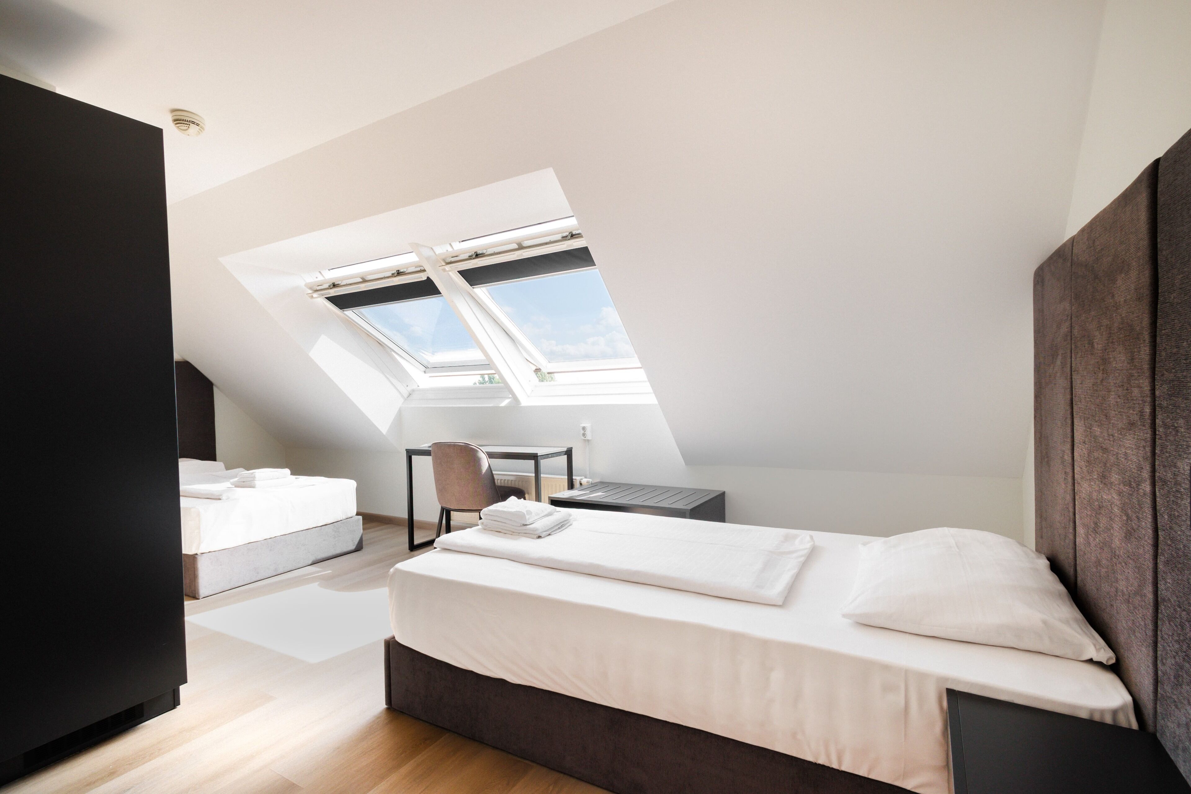 Escritorio, sistema de insonorización, wifi gratis y ropa de cama 