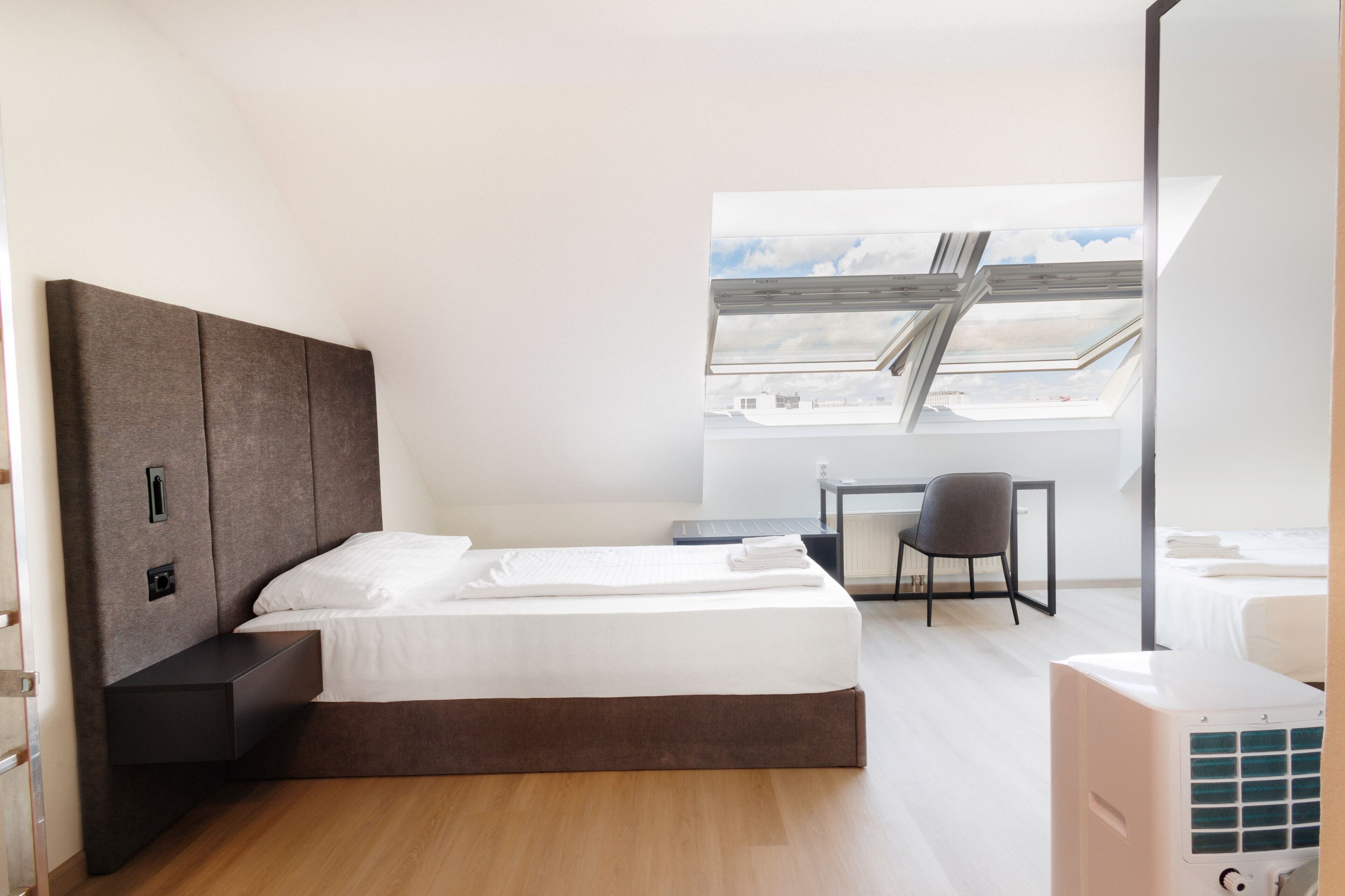 Escritorio, sistema de insonorización, wifi gratis y ropa de cama 