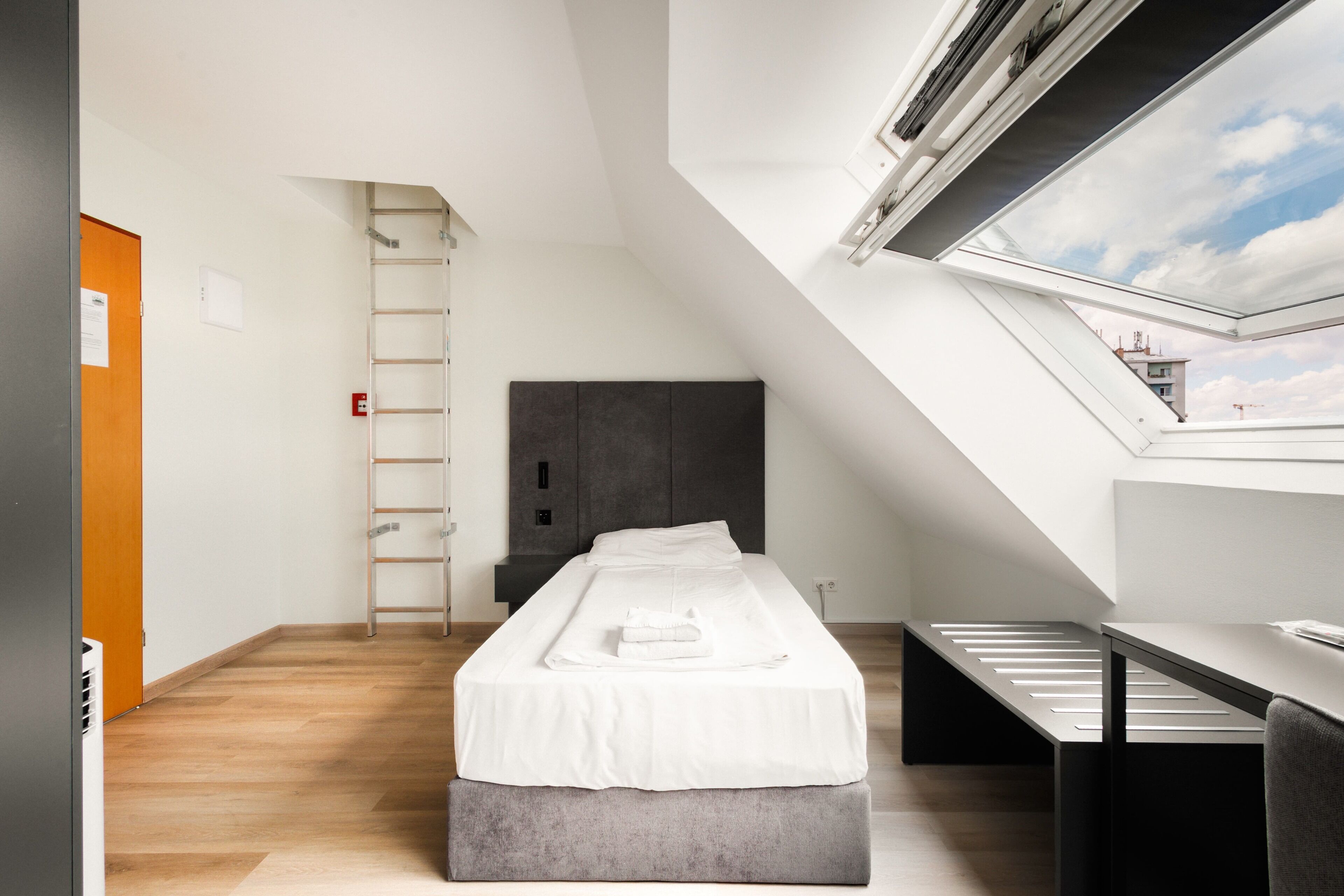 Escritorio, sistema de insonorización, wifi gratis y ropa de cama 
