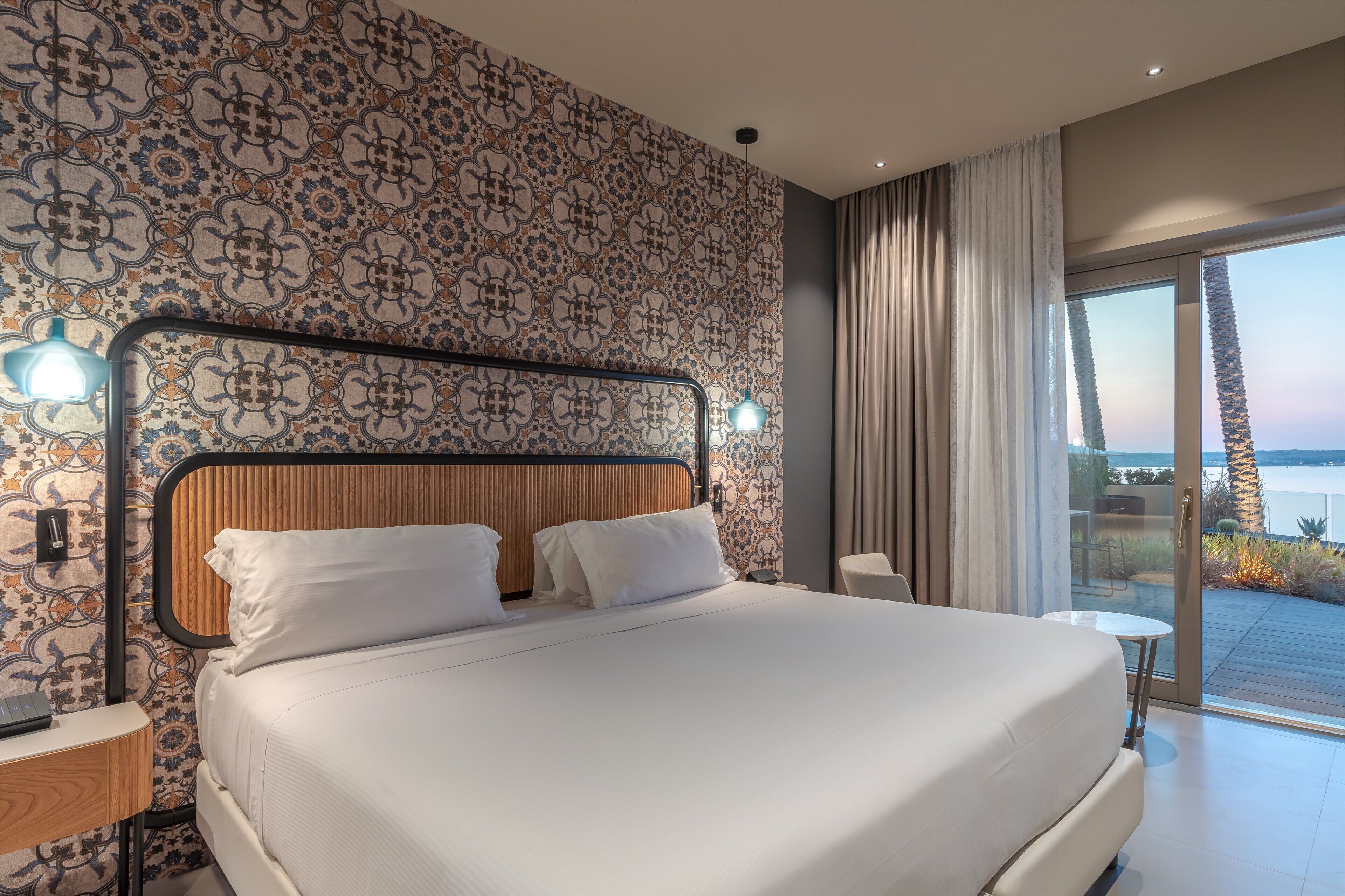 deluxe double room, sea view | down duvets, minibar, in-room safe, individually furnished