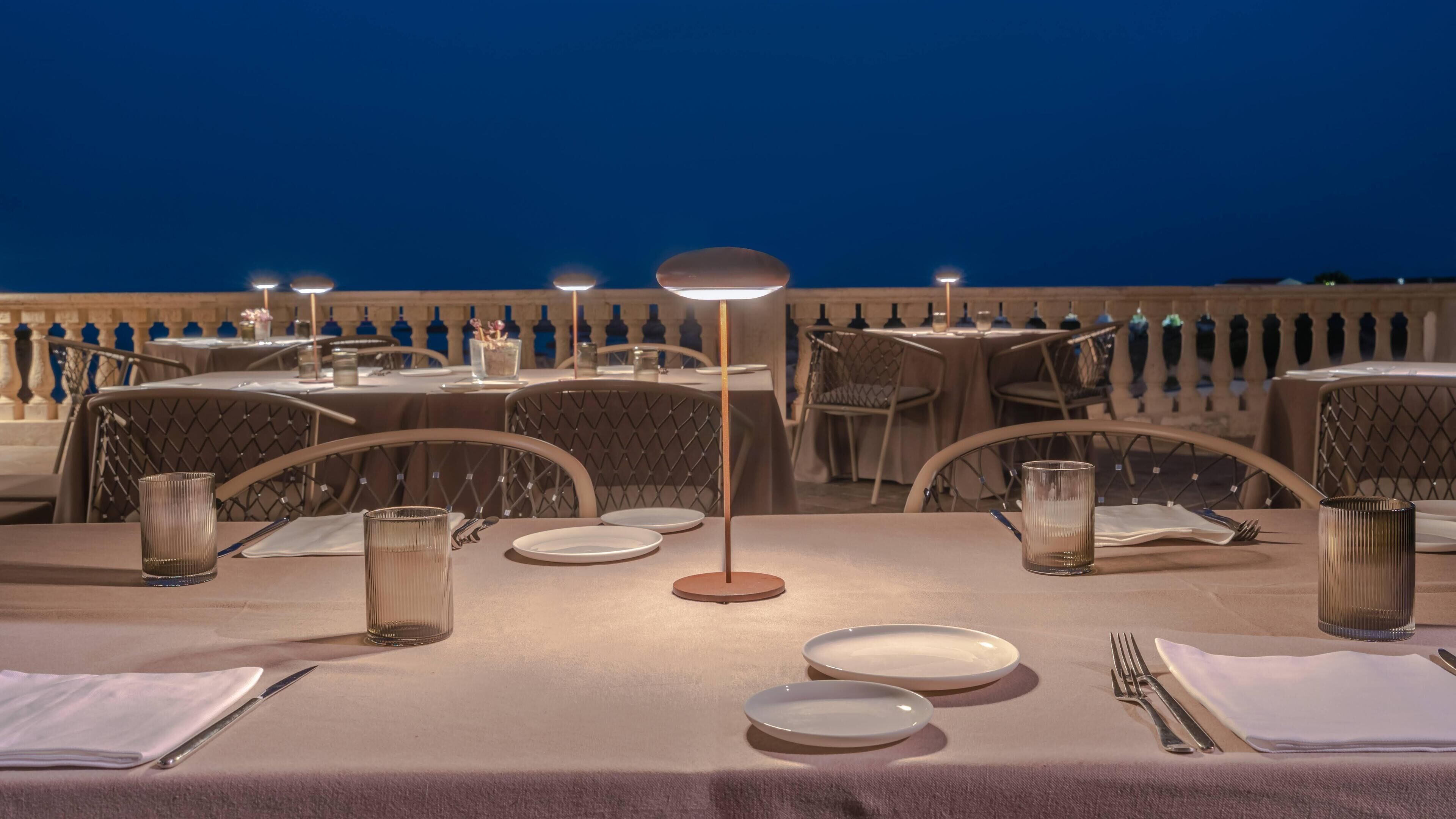 lunch, dinner, brunch served; italian cuisine, beach views