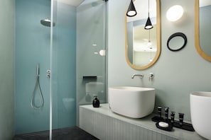 Jacuzzi suite | Badezimmer | Dusche, Regendusche, Designer-Toilettenartikel, Haartrockner