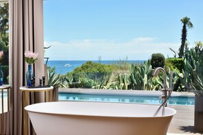 Villa luxueuse, 2 chambres, vue sur la mer (The Suitest) | Salle de bain | Douche, douche cascade, articles de toilette griffés, séchoir à cheveux
