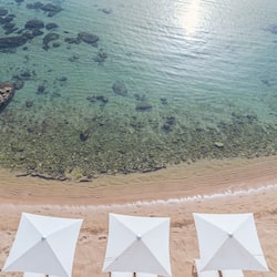 Privéstrand vlakbij, ligstoelen, parasols, strandlakens
