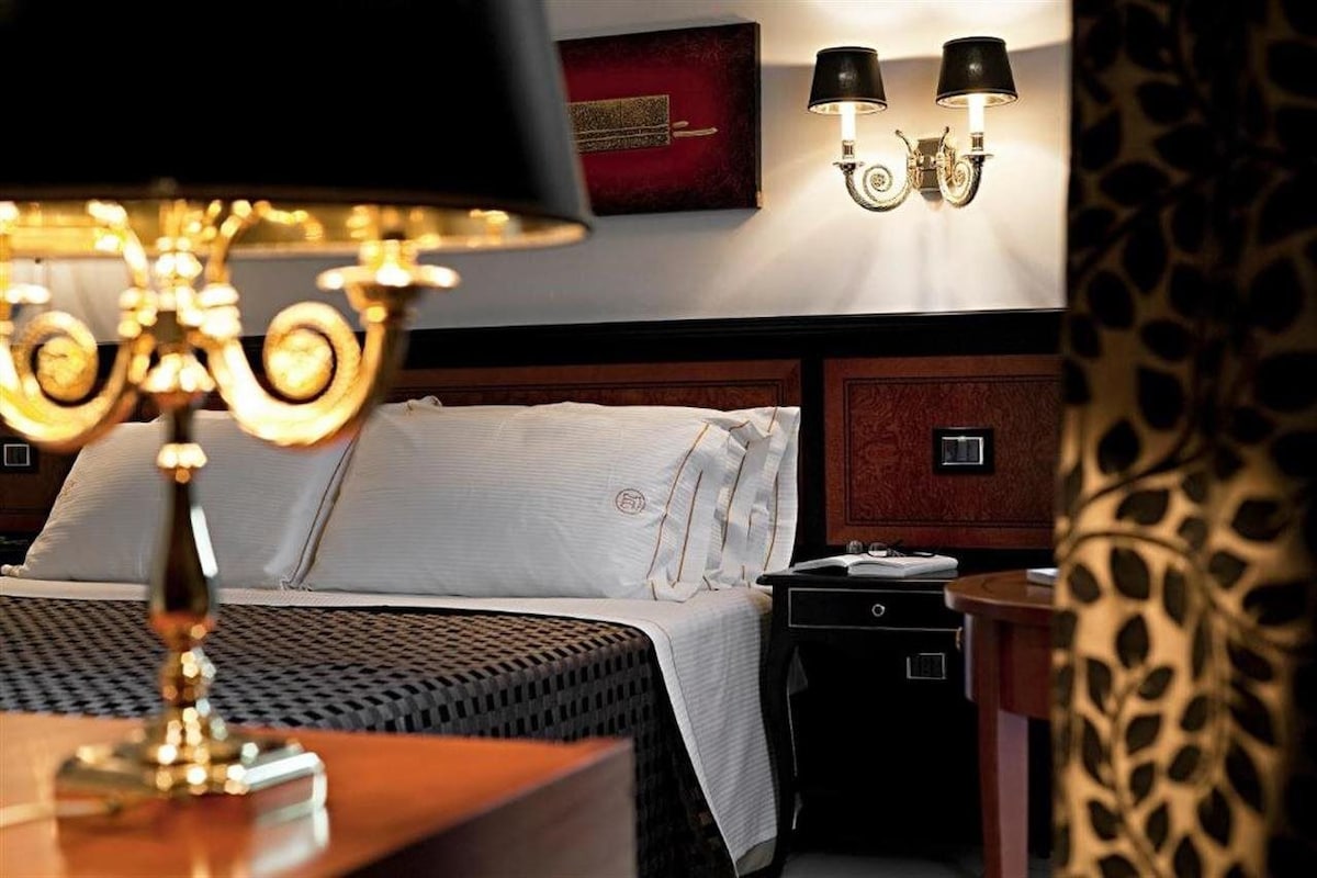 Down comforters, minibar, in-room safe, desk