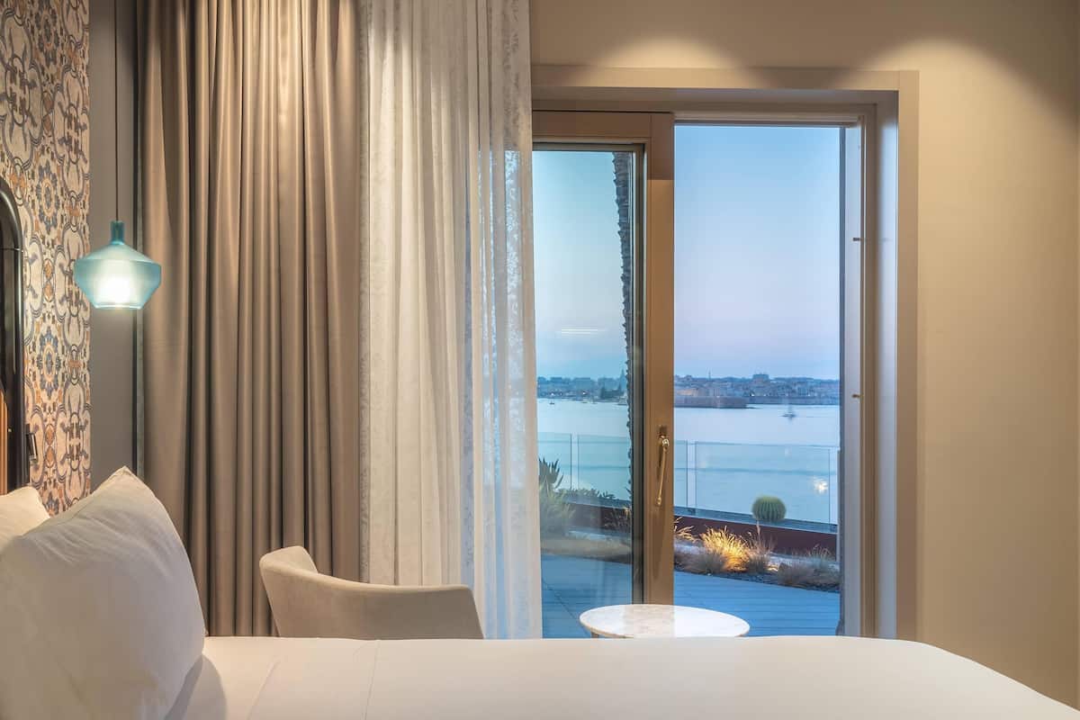 deluxe double room, sea view | down duvets, minibar, in-room safe, individually furnished