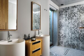 Junior Suite mit privatem Pool | Daunenbettdecken, Minibar, Zimmersafe, individuell eingerichtet