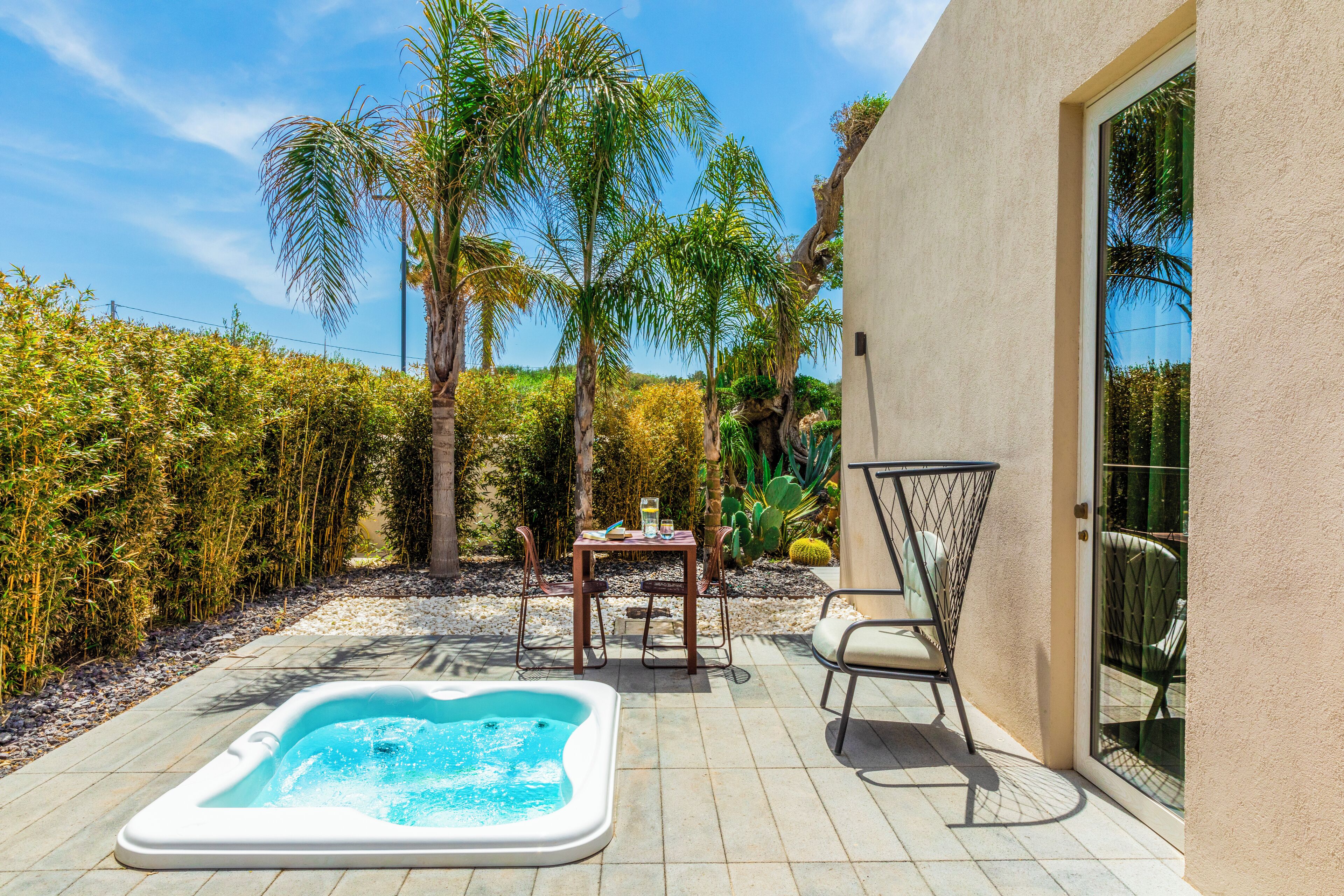 Jacuzzi suite | Down duvets, minibar, in-room safe, individually furnished