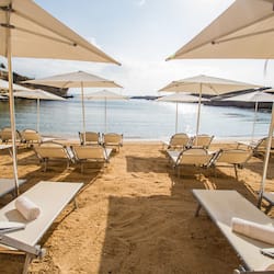 Privéstrand vlakbij, ligstoelen, parasols, strandlakens