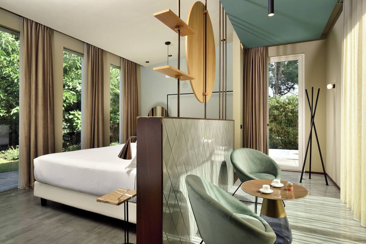 jacuzzi suite | down duvets, minibar, in-room safe, individually furnished