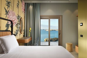 Suite panoramique, vue sur la mer | Couette en duvet, minibar, coffre-fort pour ordinateur portable