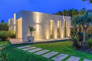 Jacuzzi suite | Couette en duvet d'oie, minibar, coffres-forts dans les chambres