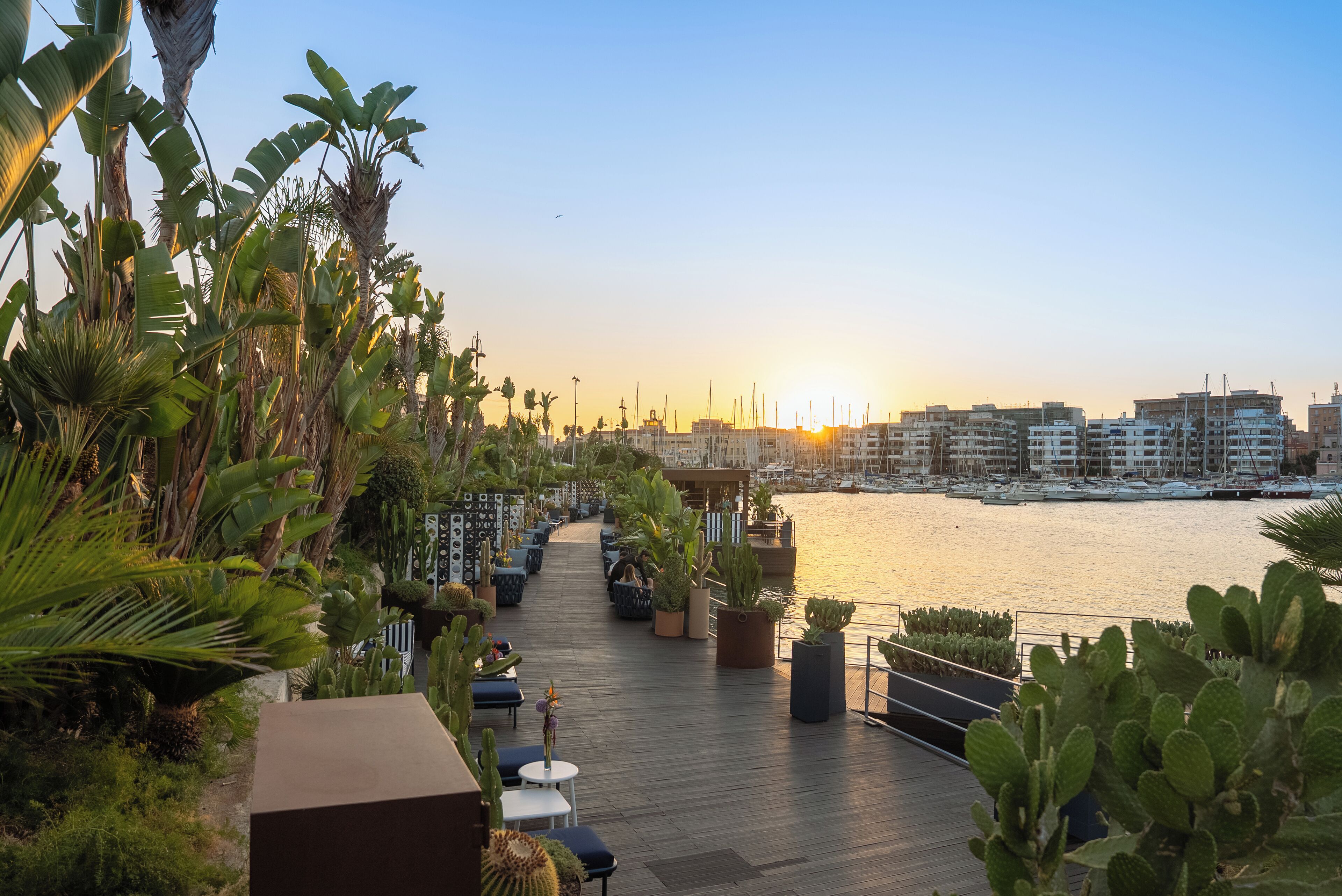 2 restaurants; ze serveren er lunch, diner en brunch 