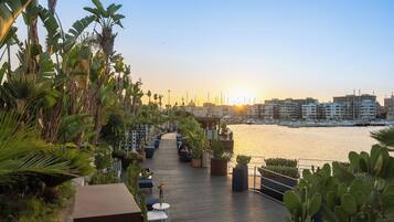 2 restaurants; ze serveren er lunch, diner en brunch