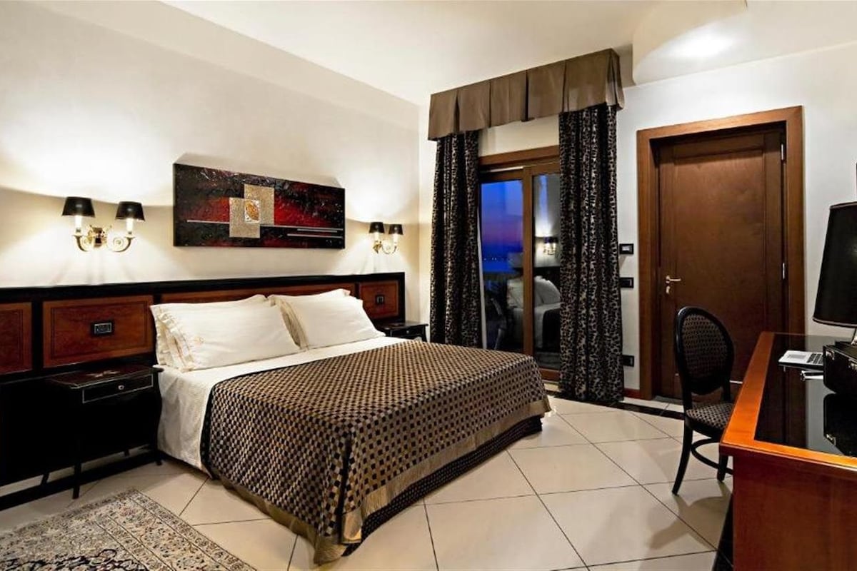 Down comforters, minibar, in-room safe, desk