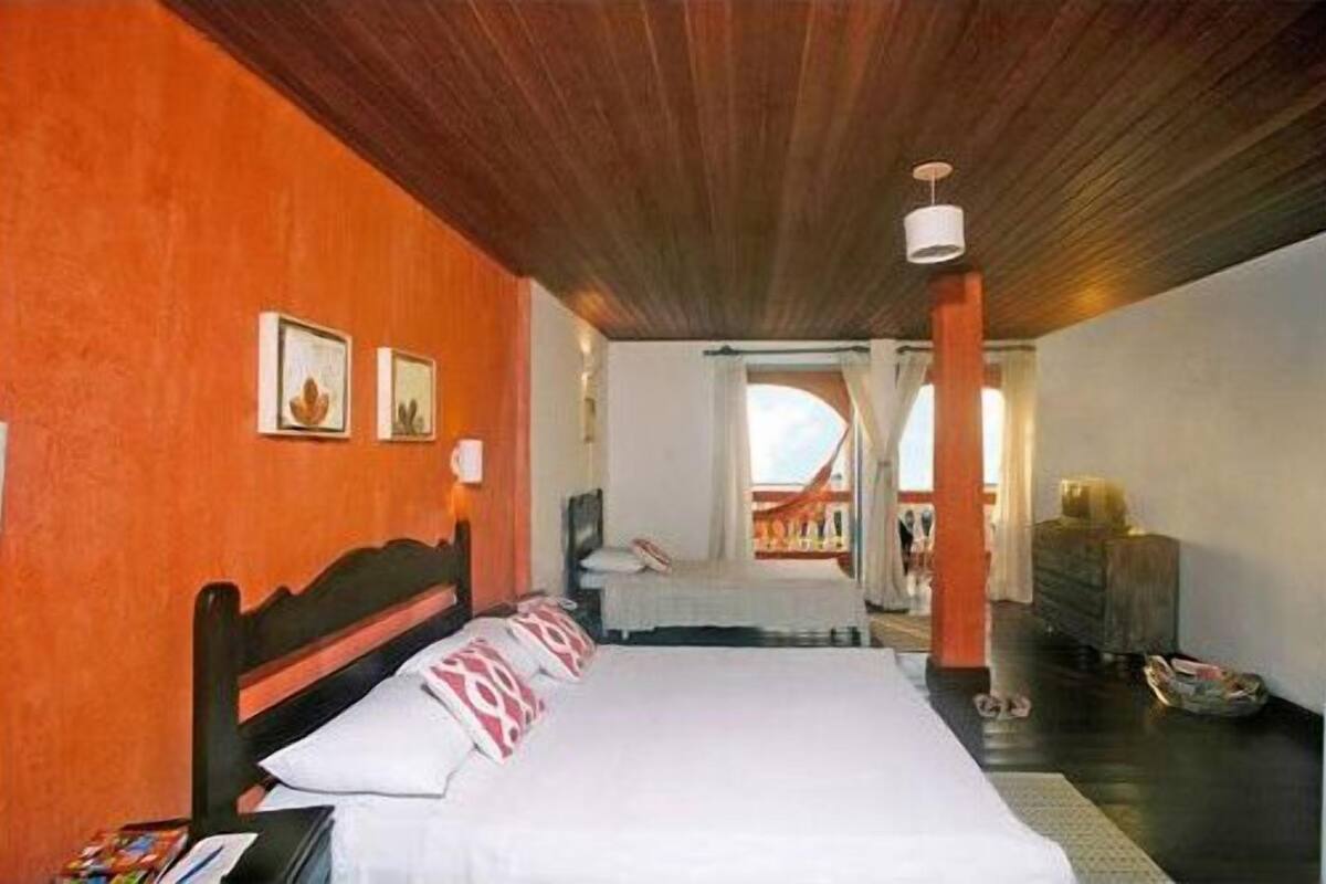 Suite, vista al mar | Minibar y caja de seguridad en la habitación 