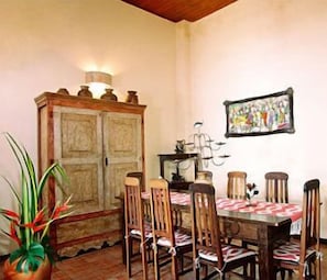 Café da manhã com buffet grátis todos os dias
