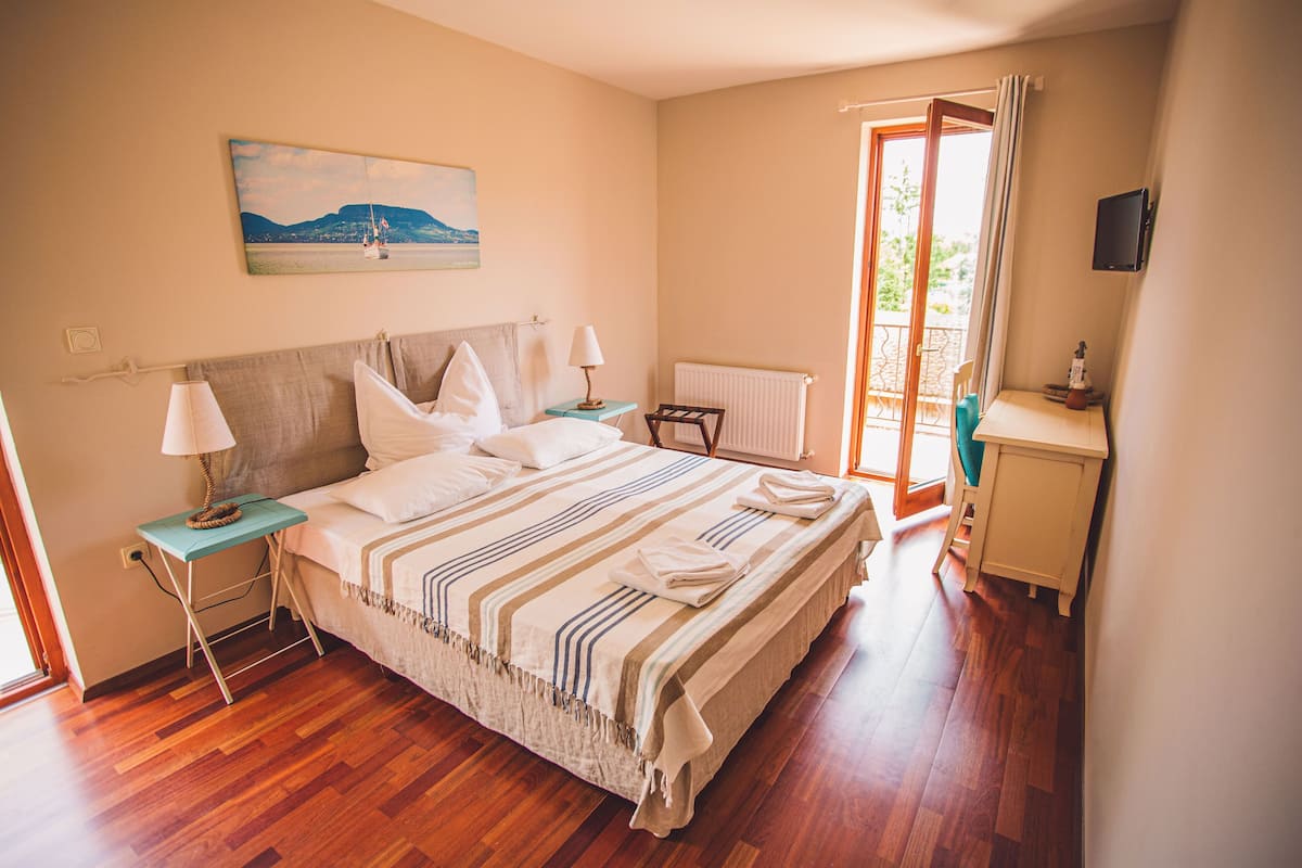 Habitación estándar doble, balcón | Colchones Select Comfort, caja fuerte, escritorio