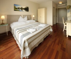 Standard Double Room, Balcony | Select Comfort beds, in-room safe, desk, laptop workspace - Hullám Villa (Balatonmariafurdo)
