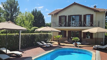 Piscine extérieure (ouverte en saison), parasols de plage