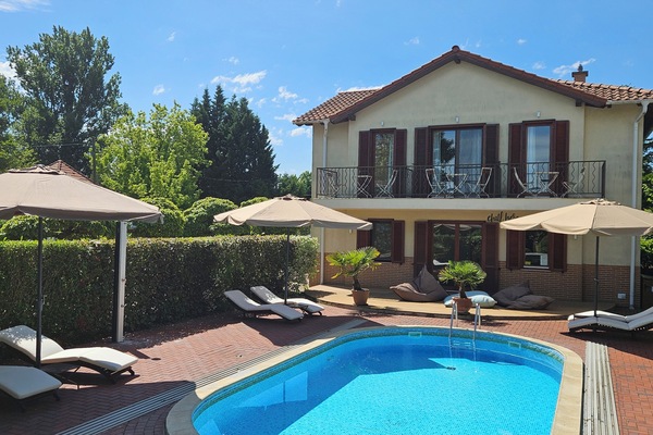 Seasonal outdoor pool, pool umbrellas, sun loungers