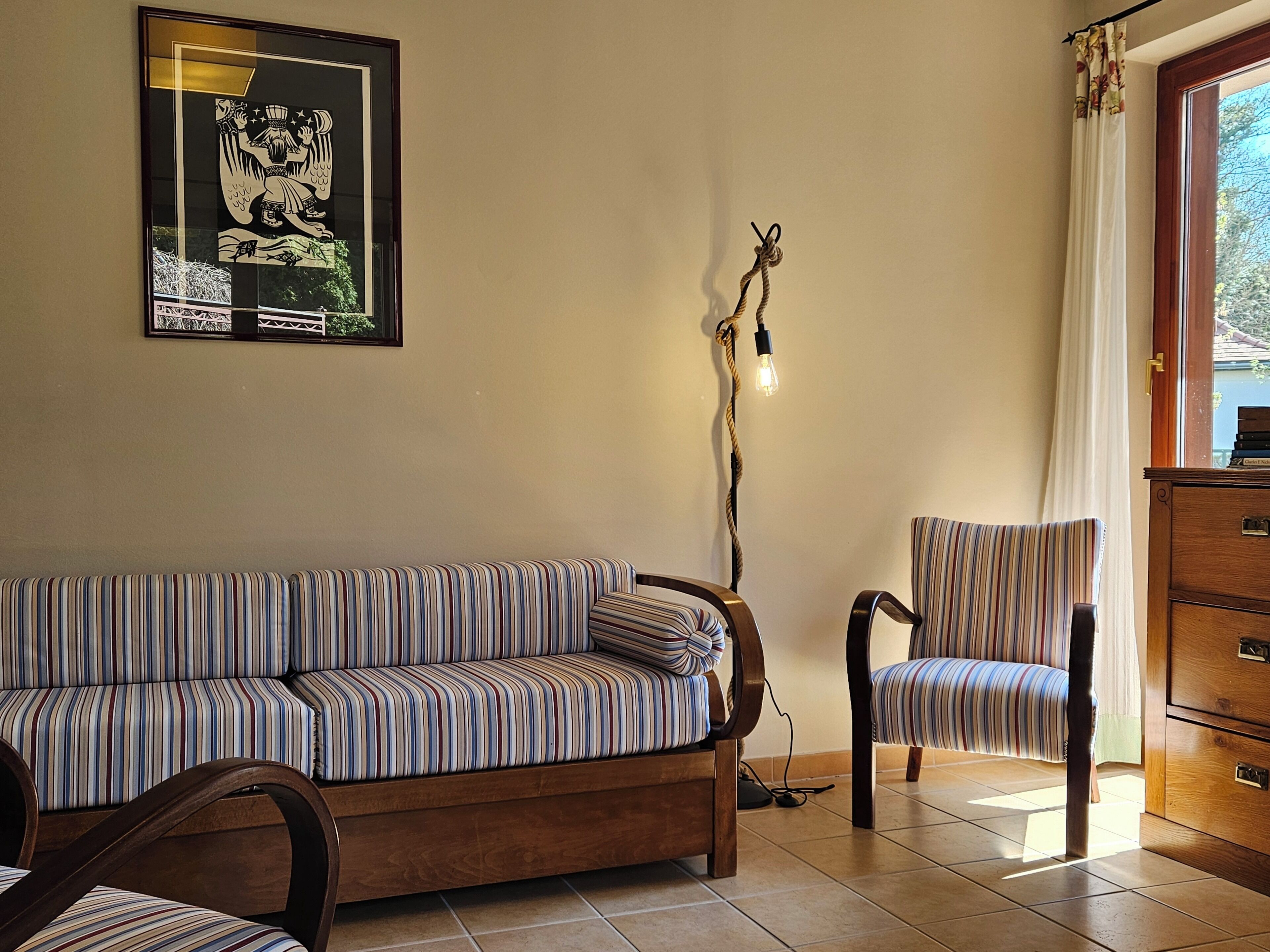 Apartemen Keluarga | Area keluarga | Televisi LED 82-cm dengan saluran TV satelit dan buku