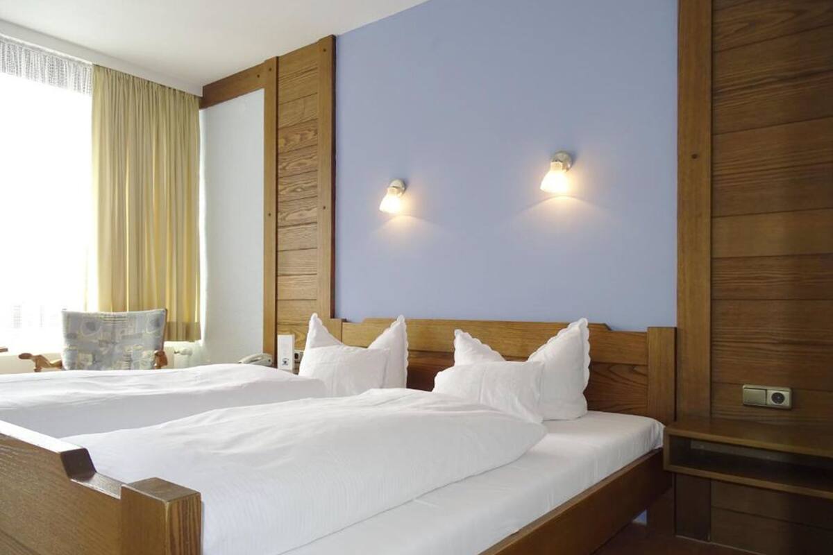 Chambre Triple, 1 chambre | Coffres-forts dans les chambres, bureau, Wi-Fi gratuit, draps fournis