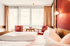 Habitación básica doble, 1 habitación | Caja fuerte, escritorio, wifi gratis y ropa de cama