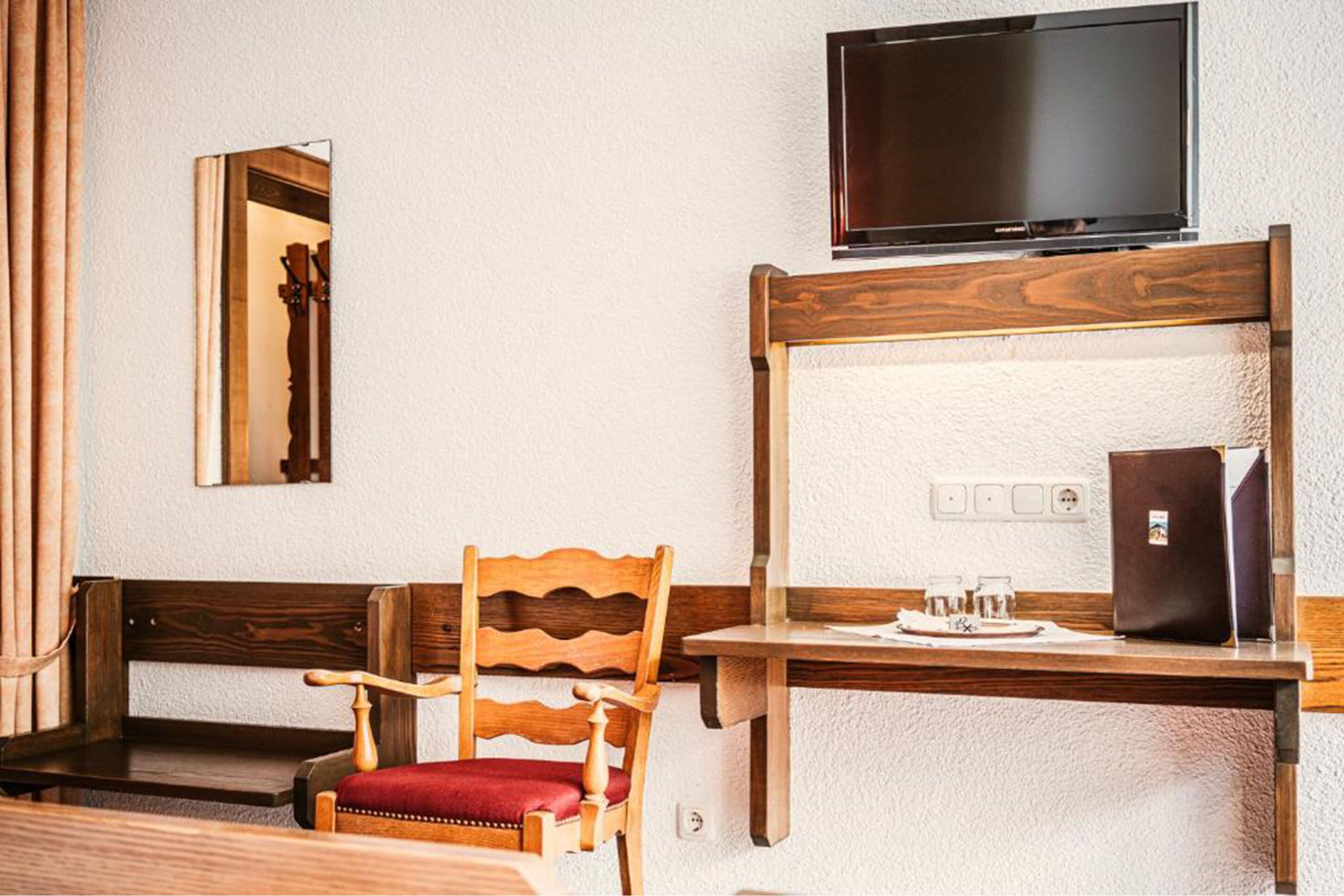 basic double room, 1 bedroom | living area | flat-screen tv