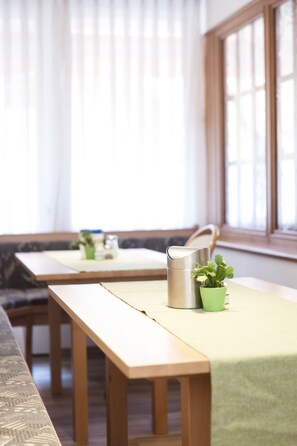 Free daily self-serve breakfast - Jakob (Fuessen)