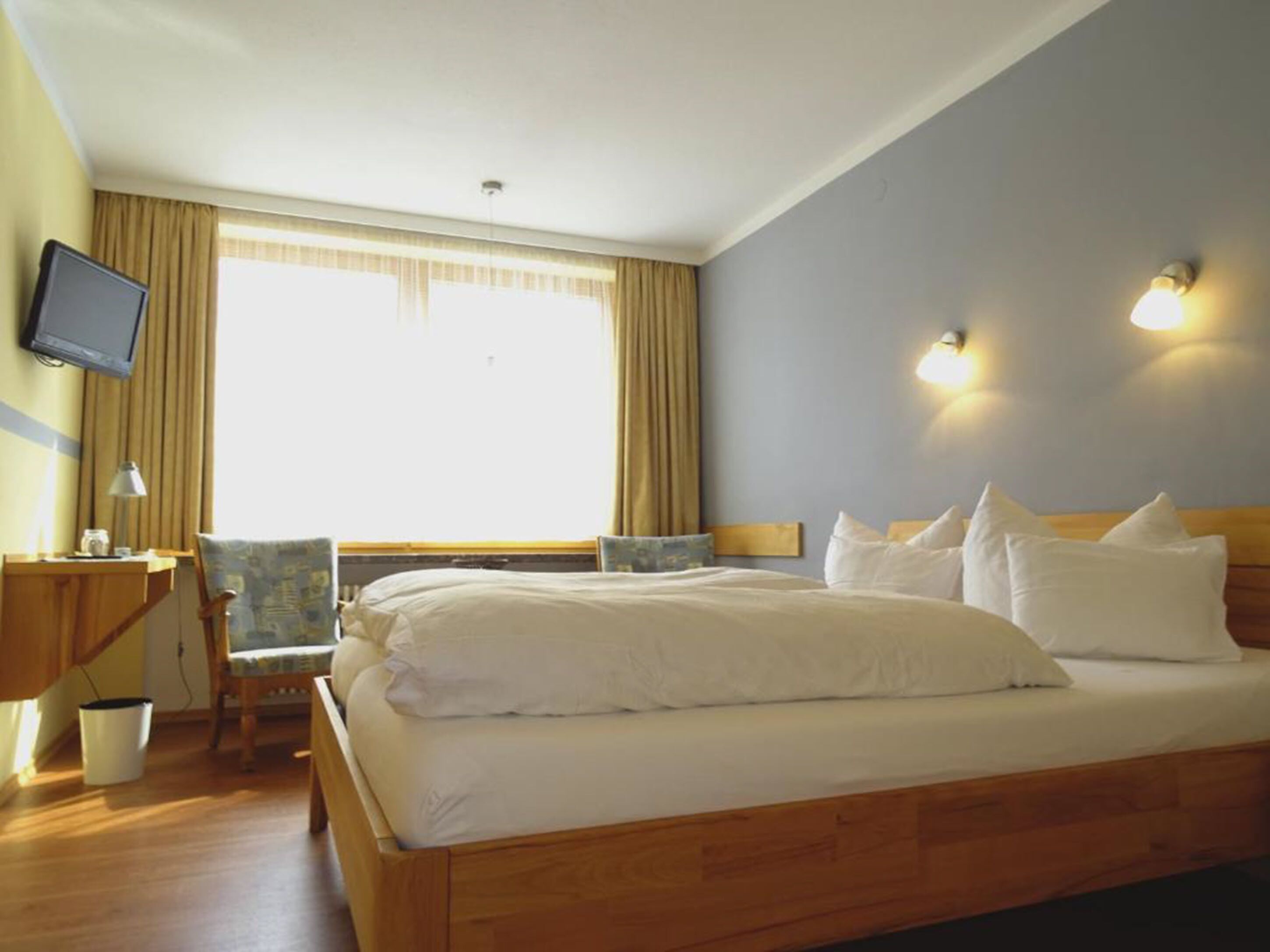 basic double room, 1 bedroom | in-room safe, desk, free wifi, bed sheets