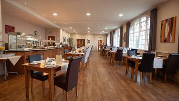 Free daily English breakfast